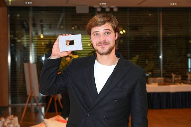 Preistraeger Henning Fluesloh bei der Daffne Verleihung von der Deutschen Akademie fuer Fernsehen am 2.12.2023 in Berlin Daffne Verleihung 2023 in Berlin