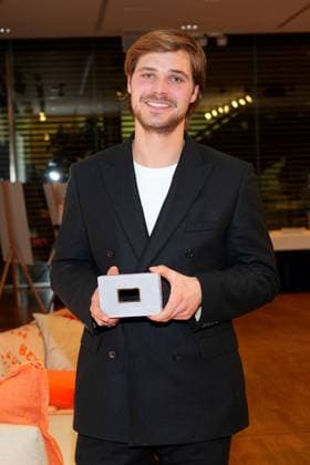 Entertainment Bilder des Tages Preistraeger Henning Fluesloh bei der Daffne Verleihung von der Deutschen Akademie fuer Fernsehen am 2.12.2023 in Berlin Daffne Verleihung 2023 in Berlin