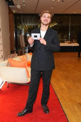 Preistraeger Henning Fluesloh bei der Daffne Verleihung von der Deutschen Akademie fuer Fernsehen am 2.12.2023 in Berlin Daffne Verleihung 2023 in Berlin