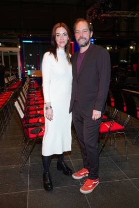 Kim Riedle und Godehard Giese bei der Daffne Verleihung von der Deutschen Akademie fuer Fernsehen am 2.12.2023 in Berlin Daffne Verleihung 2023 in Berlin