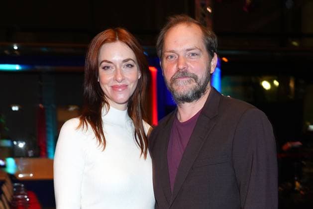 Kim Riedle und Godehard Giese bei der Daffne Verleihung von der Deutschen Akademie fuer Fernsehen am 2.12.2023 in Berlin Daffne Verleihung 2023 in Berlin
