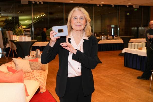 Entertainment Bilder des Tages Preistraegerin Maren Kroymann bei der Daffne Verleihung von der Deutschen Akademie fuer Fernsehen am 2.12.2023 in Berlin Daffne Verleihung 2023 in Berlin