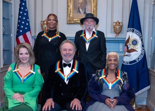 Entertainment Themen der Woche KW48 Entertainment Bilder des Tages 2023 Kennedy Center Honorees pose for a group photo following the Medallion Ceremony of the 46th Annual Kennedy Center Honors at the Department of State in Washington, DC on Saturday, December 2, 2023. From left to right, front: acclaimed soprano Renee Fleming actor and comedian Billy Crystal and singer Dionne Warwick. From left to right, back: Rapper, singer, and actress Queen Latifah and British singer-songwriter producer, and member of the Bee Gees, Barry Gibb.  WAX20231202246 RonxSachs