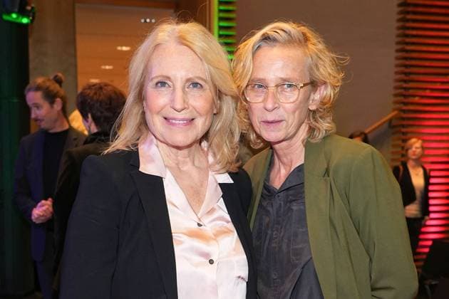 Maren Kroymann und Claudia Mueller bei der Daffne Verleihung von der Deutschen Akademie fuer Fernsehen am 2.12.2023 in Berlin Daffne Verleihung 2023 in Berlin