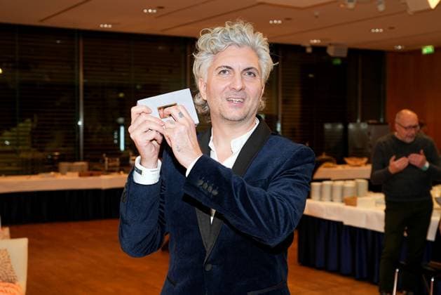 Preistraeger Stefan Lukacs bei der Daffne Verleihung von der Deutschen Akademie fuer Fernsehen am 2.12.2023 in Berlin Daffne Verleihung 2023 in Berlin