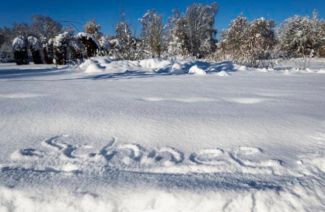 News Themen der Woche KW48 News Bilder des Tages 03.12.2023, Winter in Bayern. Große Mengen Neuschnee auch in Bad Wörishofen im Unterallgäu. Über Nacht sind 50 Zentimeter Neuschnee gefallen, strahlender Sonnenschein verwandelt die Landschaft in ein Winterwunderland. Hier im Kurpark haben sich die Besucher das Wort SCHNEE in den Tiefschnee geschrieben. 03.12.2023, Bad Wörishofen 03.12.2023, Bad Wörishofen *** 03 12 2023, Winter in Bavaria Large amounts of fresh snow also in Bad Wörishofen in Unterallgäu Overnight, 50 centimetres of fresh snow have fallen, bright sunshine transforms the landscape into a winter wonderland Here in the spa gardens, visitors have written the word SNOW in the deep snow 03 12 2023, Bad Wörishofen 03 12 2023, Bad Wörishofen