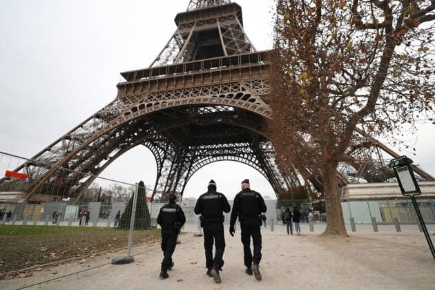 News Themen der Woche KW48 News Bilder des Tages (231203) -- PARIS, Dec. 3, 2023 -- Gendarmes patrol near the Eiffel Tower in Paris, France, Dec. 3, 2023. A knife attack left one dead and two injured on Saturday evening in the 16th arrondissement of Paris, a local report said. The assailant attacked a couple around 9:45 p.m. (GMT 2045) near the Eiffel Tower, causing the man to die, and then attacked at least two other tourists with a hammer before being arrested. ) FRANCE-PARIS-KNIFE ATTACK GaoxJing 