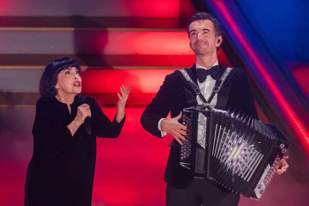 Das Adventsfest der 100.000 Lichter Moderator Florian Silbereisen tritt mit Mireille Mathieu bei der ARD-Show Das Adventsfest der 100.000 Lichter auf. Suhl Thüringen DEUTSCHLAND *** The Advent Festival of 100,000 Lights Presenter Florian Silbereisen performs with Mireille Mathieu at the ARD show The Advent Festival of 100,000 Lights Suhl Thuringia GERMANY