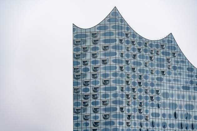 Creative Highlights World Hamburg, Germany - December 3, 2023: The Elbphilharmonie concert hall and landmark in Hamburg in the cold winter *** Der Konzertsaal und Sehenswürdigkeit in Hamburg die Elbphilharmonie im kalten Winter