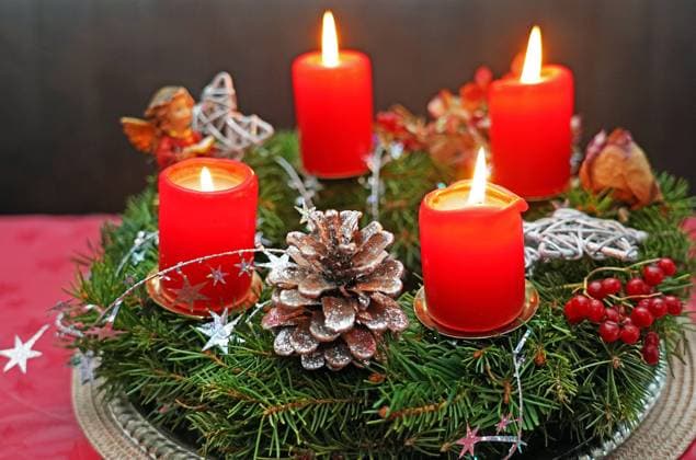 Adventskranz mit vier roten Kerzen *** Advent wreath with four Red Candles 1046805830