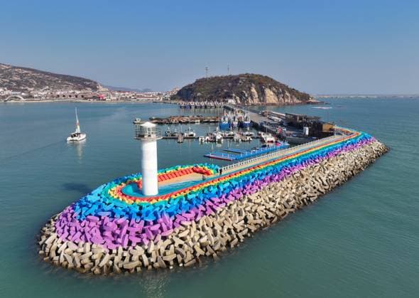 News Themen der Woche KW48 News Bilder des Tages China, Pier in Regenbogenfarben in Lianyungang LIANYUNGANG, CHINA - DECEMBER 03: Aerial view of a pier painted into rainbow colors on December 3, 2023 in Lianyungang, Jiangsu Province of China.  Copyright: xVCGx 111467589234