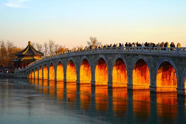 News Themen der Woche KW48 News Bilder des Tages BEIJING, CHINA - DECEMBER 03: A unique view of Golden sunset shining through the Seventeen-arch Bridge at the Summer Palace on December 3, 2023 in Beijing, China.  Copyright: xVCGx 111467576947