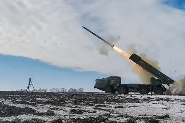 News Themen der Woche KW48 News Bilder des Tages DECEMBER 3, 2023: A Tornado-S multiple rocket launcher crew of a guards rocket artillery brigade of the Russian Western Military District performs a combat task on the Kupyansk direction of Russia s special military operation. Video grab. Best quality available. Russian Defence Ministry TASS  65467450