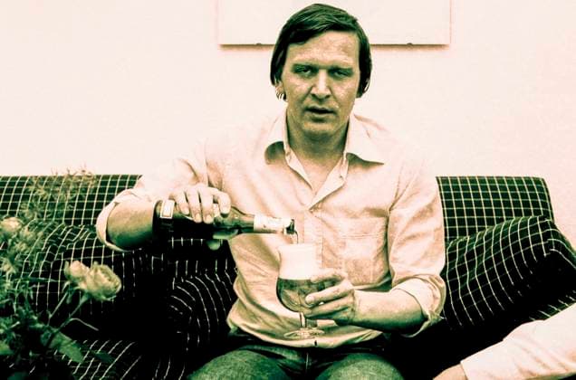 Gerhard Schröder als Jusochef am 27.06.1977 in Hannover beim einschenken einer Flasche Bier *** Gerhard Schröder as head of the Justice Department on 27 June 1977 in Hanover while pouring a bottle of beer