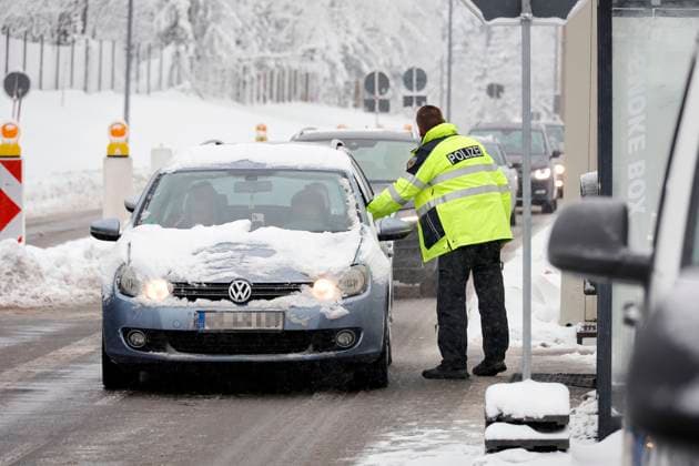 Grenzkontrolle_Advent 03.12.2023, Reitzenhain, Grenzübergang nach Tschechien,Grenzkontrollen auch am 1. Advent Minus sechs Grad auf Erzgebirgskamm bei Schneetreiben Wenngleich die meisten Leute an diesem Sonntag mit dem Anzünden des ersten Lichtleins die Adventszeit eingeläutet und den Tag geruhsam bei gutem Essen verbracht haben mögen, für viele Menschen war dieser Sonntag ein ganz normaler Arbeitstag, so wie für die Beamten der Bundespolizei am Grenzübergang zu Tschechien in Reitzenhain Stadt Marienberg, Erzgebirgskreis). Die stationären Grenzkontrollen bleiben auch im Dezember weiter bestehen. Bei Temperaturen um minus sechs Grad und Schneetreiben herrschte reger Personenverkehr auf der Bundesstraße 174. Kontrollen und etwa ei