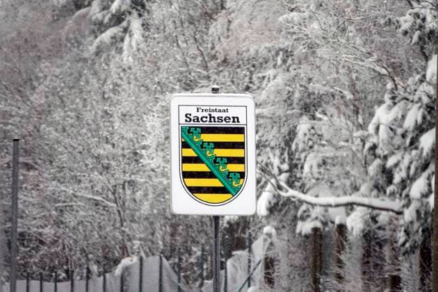 Grenzkontrolle_Advent 03.12.2023, Reitzenhain, Grenzübergang nach Tschechien,Grenzkontrollen auch am 1. Advent Minus sechs Grad auf Erzgebirgskamm bei Schneetreiben Wenngleich die meisten Leute an diesem Sonntag mit dem Anzünden des ersten Lichtleins die Adventszeit eingeläutet und den Tag geruhsam bei gutem Essen verbracht haben mögen, für viele Menschen war dieser Sonntag ein ganz normaler Arbeitstag, so wie für die Beamten der Bundespolizei am Grenzübergang zu Tschechien in Reitzenhain Stadt Marienberg, Erzgebirgskreis). Die stationären Grenzkontrollen bleiben auch im Dezember weiter bestehen. Bei Temperaturen um minus sechs Grad und Schneetreiben herrschte reger Personenverkehr auf der Bundesstraße 174. Kontrollen und etwa ei