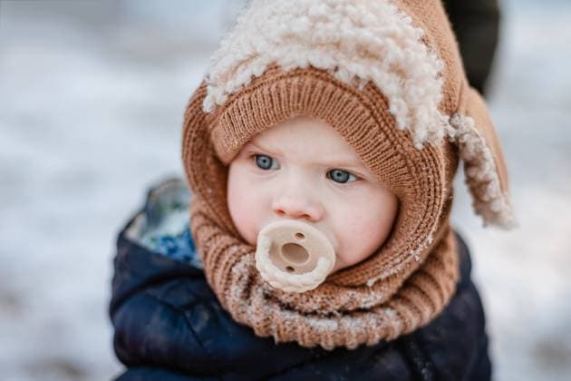 Creative Highlights Symbolbilder Close up face of toddler dressed for winter with pacifier McClure, Illinois, United States CR_WEKW231201A7-1298784-01 ,model released, Symbolfoto