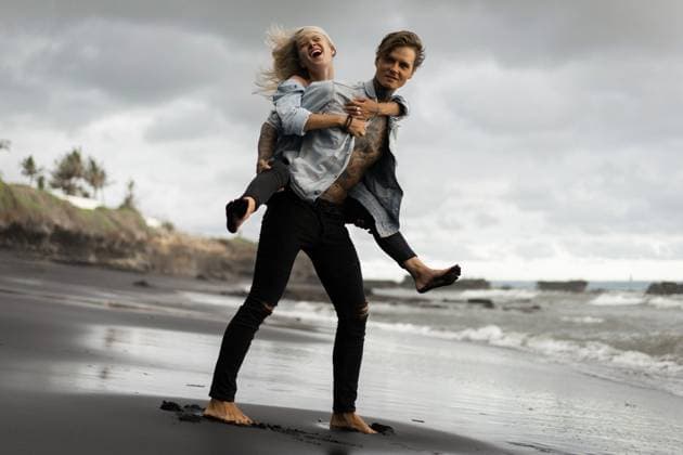 Creative Highlights Symbolbilder Cheerful man piggybacking woman while standing at shore Kuta Utara, Bali, Indonesia CR_YUKI23120120-1291907-01 ,model released, Symbolfoto ,property released