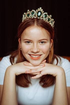Creative Highlights Symbolbilder Emotional portrait of happy, smiling teenage princess girl in a tiara. Minsk, Minsk Region, Belarus CR_YUKI2312011A-1296681-01 ,model released, Symbolfoto