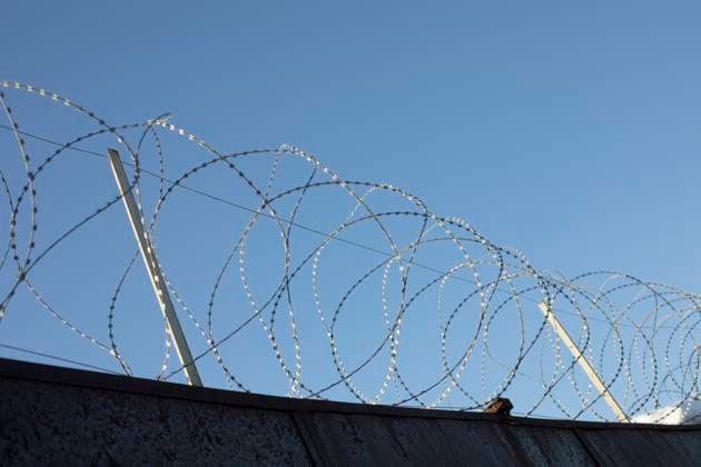 Justiz, Symbolfotos Barbed wire. Dangerous fence. Protected fence. Moscow, Moscow, Russia R_UEFCLG231201-1297156-01