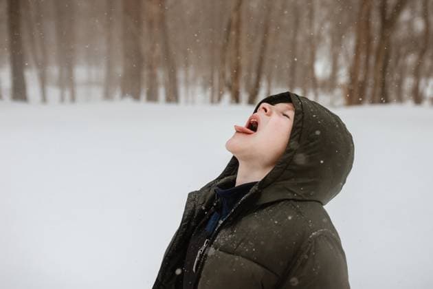 Creative Highlights Symbolbilder Child with tongue out eating snow McClure, Illinois, United States R_WEKW231201F3-1298803-01 ,model released, Symbolfoto