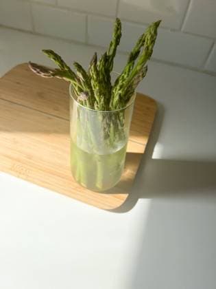 IMAGO Creative: Food, Spargel Fresh asparagus in a sunny kitchen United States, New York, New York R_NHDH231201-1299595-01