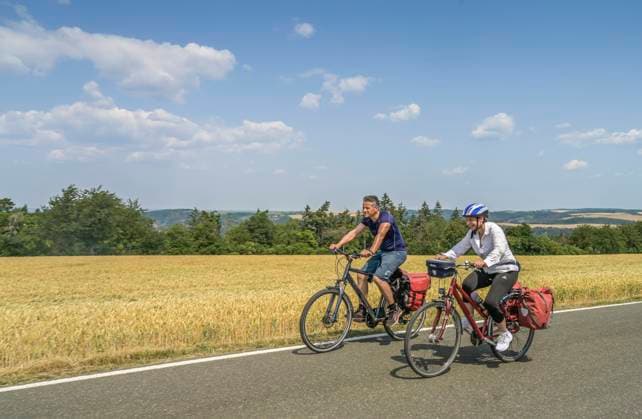 Radfahrer, Saaleradweg bei Reitzengeschwenda, Drognitz, Thüringen, Deutschland *** Cyclist, Saaleradweg near Reitzengeschwenda, Drognitz, Thuringia, Germany