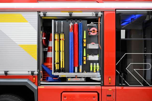 Feuerwehr und Notarzt, Symbolfotos Feuerwehrauto mit Sicherheitsutensilien, Biel, Schweiz, 27.11.2023 *** Fire engine with safety equipment, Biel, Switzerland, 27 11 2023 