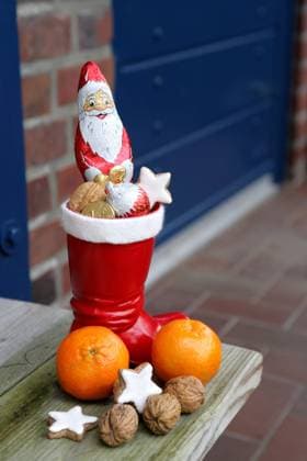 Nikolaus Stiefel Weihnachtsmann vor der Tür Nikolaus Stiefel Weihnachtsmann vor der Tür *** Santas boots Santa Claus at the door Santas boots Santa Claus at the door 
