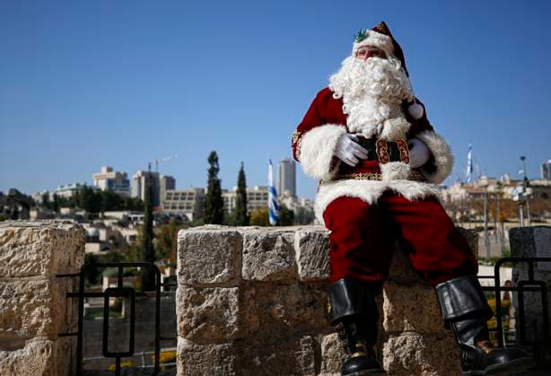 Bilder des Jahres 2023, Entertainment 12 Dezember Entertainment Themen der Woche KW49 News Bilder des Tages Israel Palestinians Christmas Palestinian Issa Qassisieh, dressed as Santa Claus, poses for a photo at the walls of the Old City in Jaffa Gate near the Christian quarter in East Jerusalem on December 4, 2023, a few weeks before the upcoming Christmas holiday. photo by saeed qaq Copyright: xsaeedxqaqx _B9Z0795