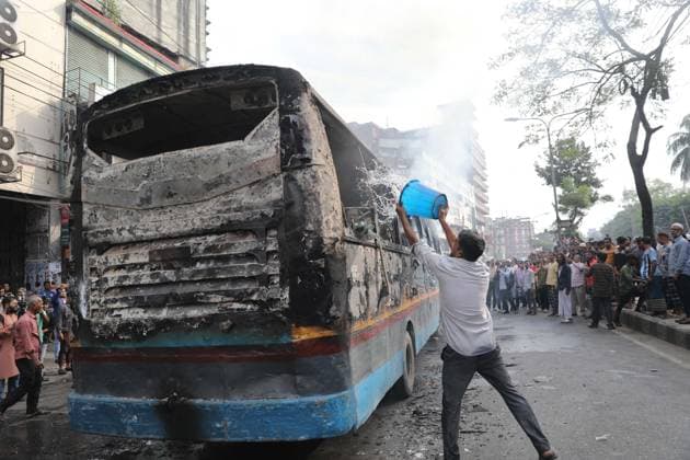 News Themen der Woche KW49 Protestors Set Fire To A Bus in Dhaka A group of unidentified BNP protestors set fire to a passenger bus of Tanjhil Paribahan, at Gulistan, in Dhaka, Bangladesh, December 04, 2023. The incident took place on Monday, the second day of the sixth blockade called by the BNP and its like-minded parties. Dhaka Dhaka District Bangladesh Copyright: xHabiburxRahmanx