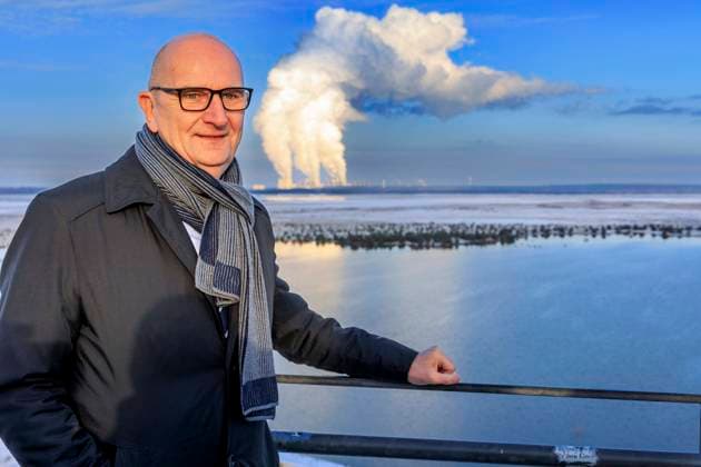 Ministerpräsident Dietmar Woidke am Cottbuser Ostsee DEU Brandenburg Cottbus Copyright Â Cottbus, Hauptstadt der brandenburgischen Lausitz, ist zum Zentrum von Strukturwandel und Strukturstärkung geworden. Hier werden innovative und wirtschaftsstarke Projekte realisiert, um den Ausstieg aus der Braunkohle und den Einstieg in neue, zukunftsfeste Industrie- und Wissenschaftsstrukturen zu schaffen. Über den Arbeitsstand einiger dieser Vorhaben, die schon sehr greifbar und sichtbar sind, informierte sich heute Ministerpräsident Dietmar Woidke bei einer Rundfahrt mit der Presse, hier mit dem Blick über den entstehenden Cottbuser Ostsee und dem Kaftwerk Jänschwalde. Insgesamt stehen der brandenburgischen Lausitz auf der Grundlage des Inv