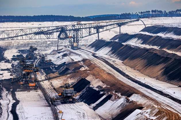 Ende für Kohleabbau am Tagebau Jänschwalde in Sicht DEU Brandenburg Peitz: Â +49171 6254657 Blick auf die Grube des Tagebaus Jänschwalde, mit der Förderbrücke F60. Die Kohleförderung des LEAG Tagebaus Jänschwalde wird am 22.12.2023 auslaufen. Ab dem 1. Januar 2024 werden nur noch Sicherungsmaßnahmen zur Aufrechterhaltung der geotechnischen Sicherzeit und zur Wiedernutzbarmachung durchgeführt, denn die regulären Betriebsgenehmigung für den Tagebau Jänschwalde läuft zum Jahresende ab. Derzeit sind dort rund 500 Mitarbeitende direkt tätig. Etwa 200 Mitarbeitende werden künftig für die Wiedernutzbarmachungsaufgaben eingesetzt werden. Mit dem Einstellen des Brücken- und Grubenbetriebs nach Fertigstellung des Flächenfilter