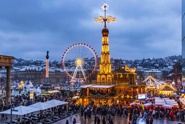 Der Weihnachtsmarkt in Stuttgart zählt mit rund vier Millionen Besuchern zu den größten Weihnachtsmärkten in Deutschland. Schlossplatz mit Weihnachtspyramide, Neues Schloss und Riesenrad. 02.12.2023: Stuttgart, Baden-Württemberg, Deutschland, Europa *** With around four million visitors, the Christmas market in Stuttgart is one of the largest Christmas markets in Germany Schlossplatz with Christmas pyramid, New Palace and Ferris wheel 02 12 2023 Stuttgart, Baden Württemberg, Germany, Europe