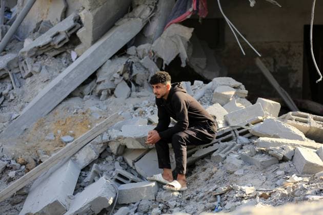 News Bilder des Tages A view of the heavily damaged, collapsed buildings after Israeli attacks A view of the heavily damaged, collapsed buildings after Israeli attacks hit the buildings belonging palestinian families in Al-Breij, Gaza Strip on December 04, 2023. Photo by Ahmed Ibrahim Al-Breij West Bank Palestinian Territory 041223_Al-Breij_AI_00(1) Copyright: xapaimagesxAhmedxIbrahimx xapaimagesx