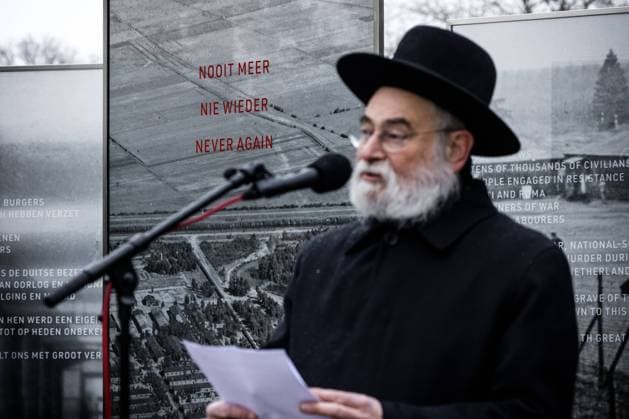 Bilder des Jahres 2023, News 12 Dezember News Themen der Woche KW49 News Bilder des Tages YSSELSTEYN - Rabbi Binyomin Jacobs, Chief Rabbi of the Netherlands, dedicates a memorial at the German war cemetery Ysselsteyn for all victims of the National Socialist persecution in the Netherlands in the Second World War. It is the first time that the German Volksbund, responsible for the maintenance of the graves, has erected a memorial to victims in another country. ANP ROB ENGELAAR netherlands out - belgium out  Copyright: xx x485447373x originalFilename: 485447373.jpg