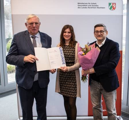 04.12.2023. Düsseldorf. NRW-Gesundheitsminister Karl-Josef Laumann überreicht den Gesundheitspreis Nordrhein-Westfalen. Das zweite mit dem dritten Preis prämierte Projekt ist das überregionale Projekt Flexteam der St. Franziskus Stiftung im Münsterland und in Westfalen. Das Projekt unterstützt die sieben teilnehmenden Klinken im Stiftungsverbund und deren Angestellte durch ein effizientes und verlässliches Ausfallmanagement. Ein festes Springerteam aus Mitarbeiterinnen und Mitarbeitern aus den verschiedenen Kliniken fängt Ausfälle auf, sodass der Dienstplan verlässlich bleibt. Die Mitglieder des Springerteams profitieren durch individuelle Arbeitszeitabsprachen und das Kennenlernen verschiedener Häuser und Stationen. Hier: NRW-Gesundhe