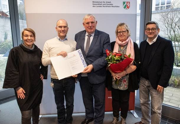 News Bilder des Tages 04.12.2023. Düsseldorf. NRW-Gesundheitsminister Karl-Josef Laumann überreicht den Gesundheitspreis Nordrhein-Westfalen. Mit dem ersten Platz zeichnete Minister Laumann das Dortmunder Projekt Randzeitenbetreuung aus. Die LWL-Klinik Dortmund und das Krankenhaus SJG St. Paulus bieten gemeinsam mit dem Kooperationspartner Dortmunder Mütterzentrum ein zuverlässiges Betreuungsangebot in Randzeiten für Eltern, die in der Pflege oder im ärztlichen Dienst der Kliniken tätig sind. Damit werden insbesondere Pflegekräfte dabei unterstützt, im Schichtdienst Beruf und Familie zu vereinbaren. Hier: NRW-Gesundheitsminister Karl-Josef Laumann, Vertreter in des ausgezeichneten Projektes und Josef Neumann, MdL. Düsseldorf NRW-Ministerium für Arbeit, Gesu
