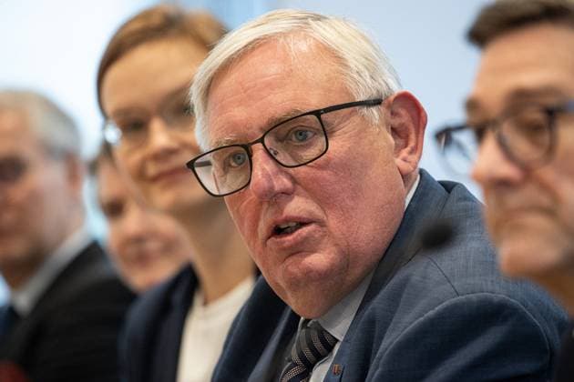 04.12.2023. Düsseldorf. NRW-Gesundheitsminister Karl-Josef Laumann überreicht den Gesundheitspreis Nordrhein-Westfalen. Der Fachkräftemangel ist auch im Gesundheitswesen eine der zentralen Herausforderungen. Deshalb wird das Land Nordrhein-Westfalen den diesjährigen Gesundheitspreis an Projekte vergeben, die Ideen und Lösungen entwickelt haben, um die Personalsituation im Gesundheitswesen zu stärken. Düsseldorf NRW-Ministerium für Arbeit, Gesundheit und Soziales Nordrhein-Westfalen Deutschland