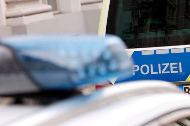 Polizeifahrzeuge vor einer Polizeiwache. (Symbolfoto, Themenfoto) Potsdam, 04.12.2023 *** Police vehicles in front of a police station Symbol photo, Potsdam theme photo, 04 12 2023 Foto:xS.xGabschx xFuturexImagex polizei_3106