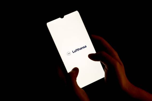 Airlines Logo Photo Illustration The Lufthansa Airlines logo is displayed on a smartphone screen in Athens, Greece, on December 4, 2023. Athens Greece  Copyright: xNikolasxKokovlisx originalFilename: kokovlis-notitle231204_np7xJ.jpg