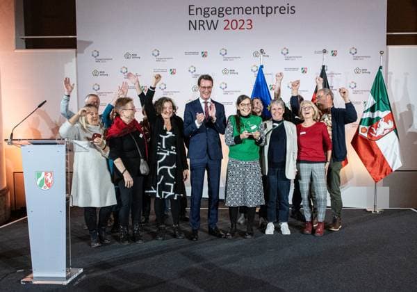 04.12.2023. Düsseldorf. NRW-Ministerpräsident Hendrik Wüst verleiht den Engagementpreis NRW 2023. Mit dem Engagementpreis NRW würdigt die Landesregierung gemeinsam mit der Nordrhein-Westfalen-Stiftung Naturschutz, Heimat- und Kulturpflege vorbildliche Projekte des bürgerschaftlichen Engagements. Aus zwölf nominierten Projekten wurden vier Träger des Engagementpreises NRW 2023 ermittelt. Hier: Der Juypreis geht an KuKuK, Kunst und Kultur im Köpfchen , e.V., Aachen. Düsseldorf Ständehaus K21 Nordrhein-Westfalen Deutschland