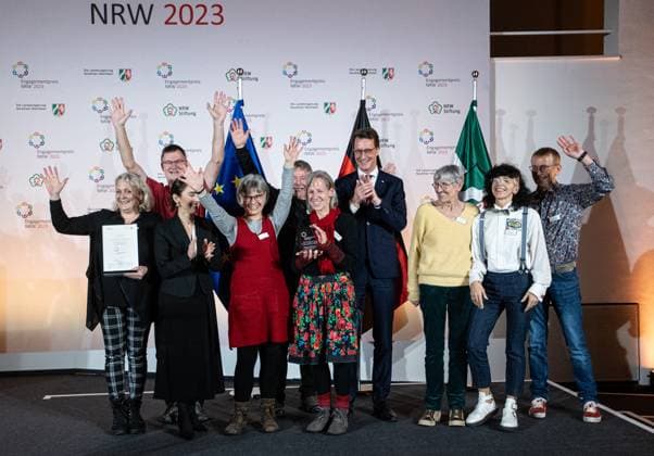 04.12.2023. Düsseldorf. NRW-Ministerpräsident Hendrik Wüst verleiht den Engagementpreis NRW 2023. Mit dem Engagementpreis NRW würdigt die Landesregierung gemeinsam mit der Nordrhein-Westfalen-Stiftung Naturschutz, Heimat- und Kulturpflege vorbildliche Projekte des bürgerschaftlichen Engagements. Aus zwölf nominierten Projekten wurden vier Träger des Engagementpreises NRW 2023 ermittelt. Hier: Der Sonderpreis des Ministeriums für Kultur und Wissenschaft geht an Kulturgut Schrabben Hof in Kirchhundem-Silberg MuT Sauerland, e.V., Lennestadt. Düsseldorf Ständehaus K21 Nordrhein-Westfalen Deutschland