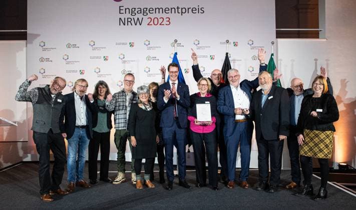 04.12.2023. Düsseldorf. NRW-Ministerpräsident Hendrik Wüst verleiht den Engagementpreis NRW 2023. Mit dem Engagementpreis NRW würdigt die Landesregierung gemeinsam mit der Nordrhein-Westfalen-Stiftung Naturschutz, Heimat- und Kulturpflege vorbildliche Projekte des bürgerschaftlichen Engagements. Aus zwölf nominierten Projekten wurden vier Träger des Engagementpreises NRW 2023 ermittelt. Hier: Der Sonderpreis der Nordrhein-Westfalen-Stiftung geht an KulturScheune1a Sintfeld Stiftung e.V., Bad Wünnenberg. Düsseldorf Ständehaus K21 Nordrhein-Westfalen Deutschland