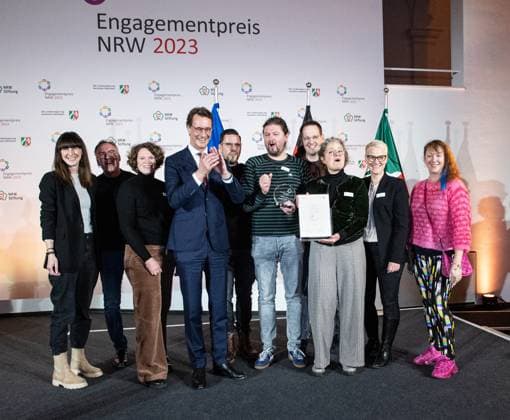 04.12.2023. Düsseldorf. NRW-Ministerpräsident Hendrik Wüst verleiht den Engagementpreis NRW 2023. Mit dem Engagementpreis NRW würdigt die Landesregierung gemeinsam mit der Nordrhein-Westfalen-Stiftung Naturschutz, Heimat- und Kulturpflege vorbildliche Projekte des bürgerschaftlichen Engagements. Aus zwölf nominierten Projekten wurden vier Träger des Engagementpreises NRW 2023 ermittelt. Hier: Der Publikumspreis geht an KulturGüter Bahnhof Langenberg. Düsseldorf Ständehaus K21 Nordrhein-Westfalen Deutschland