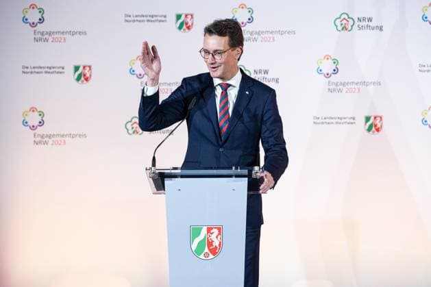 News Bilder des Tages 04.12.2023. Düsseldorf. NRW-Ministerpräsident Hendrik Wüst verleiht den Engagementpreis NRW 2023. Mit dem Engagementpreis NRW würdigt die Landesregierung gemeinsam mit der Nordrhein-Westfalen-Stiftung Naturschutz, Heimat- und Kulturpflege vorbildliche Projekte des bürgerschaftlichen Engagements. Aus zwölf nominierten Projekten wurden vier Träger des Engagementpreises NRW 2023 ermittelt. Hier: NRW-Ministerpräsident Hendrik Wüst. Düsseldorf Ständehaus K21 Nordrhein-Westfalen Deutschland