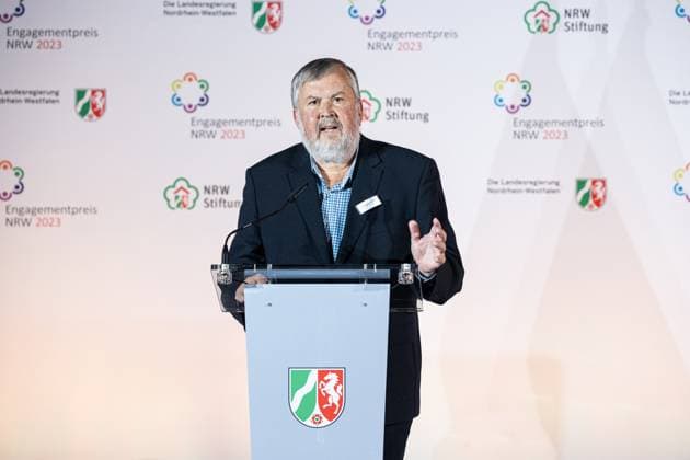 04.12.2023. Düsseldorf. NRW-Ministerpräsident Hendrik Wüst verleiht den Engagementpreis NRW 2023. Mit dem Engagementpreis NRW würdigt die Landesregierung gemeinsam mit der Nordrhein-Westfalen-Stiftung Naturschutz, Heimat- und Kulturpflege vorbildliche Projekte des bürgerschaftlichen Engagements. Aus zwölf nominierten Projekten wurden vier Träger des Engagementpreises NRW 2023 ermittelt. Hier: Karl Peter Brendel, Vorstandsmitglied der NRW-Stiftung. Düsseldorf Ständehaus K21 Nordrhein-Westfalen Deutschland