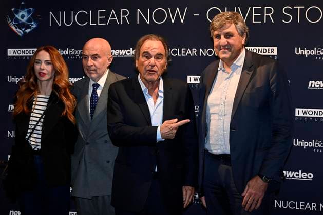 Entertainment Bilder des Tages December 4, 2023, ROMA: (L-R) Italian actress Yvonne Scio, Argentinian producer Fernando Sulichin, US director Oliver Stone and Italian co-producer Stefano Buono, during a photocall of the movie Nuclear Now, Rome, Italy, 4 December 2023. ANSA RICCARDO ANTIMIANI ROMA  - ZUMAa110 20231204_zaf_a110_021 Copyright: xRiccardoxAntimianix