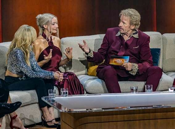 Thomas Gottschalk und seine letzte ZDF-Sendung Wetten, dass¦?. Es ist das Ende einer TV-Ära. Die Sendung wurde live im ZDF übertragen. Helene Fischer und Rapperin Shirin David auf der Couch. 25.11.2023: Offenburg, Baden-Württemberg, Deutschland, Europa *** Thomas Gottschalk and his last ZDF show Wetten, dass¦ Its the end of a TV era The show was broadcast live on ZDF Helene Fischer and rapper Shirin David on the couch 25 11 2023 Offenburg, Baden Württemberg, Germany, Europe