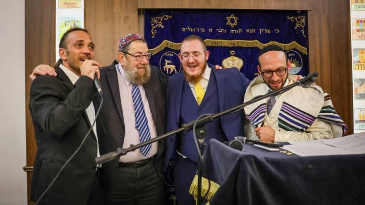 Einweihungsfeier für die neue Synagoge auf der Eisenbahnstraße 1. V.l.: David Lamberger, Rabbiner Arthur Green, Moshe Barnett, Akiva Weingarten. 16:9 Format. , Honorarfrei für Produkte von Sächsische.de und Sächsischer Zeitung *** Dedication ceremony for the new synagogue on Eisenbahnstraße 1 V l David Lamberger, Rabbi Arthur Green, Moshe Barnett, Akiva Weingarten 16 9 Format , Free of charge for products of Sächsische de and Sächsische Zeitung